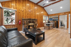 Smart TV y chimenea 