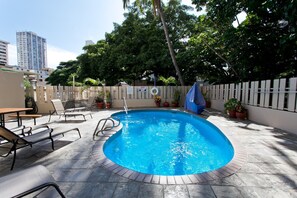 Outdoor pool - Cozy studio with AC and WiFi in Waikiki just near the Ala Wai canal (Honolulu)