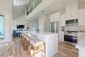 Een koelkast, een magnetron, een oven, een kookplaat