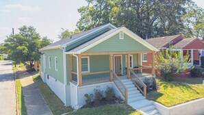 A single-story house with a front porch, a small front yard, and a driveway. - 3-bedroom home in beautiful Atlanta. 10 mins from Mercedes Benz. FIFA World Cup (Atlanta)