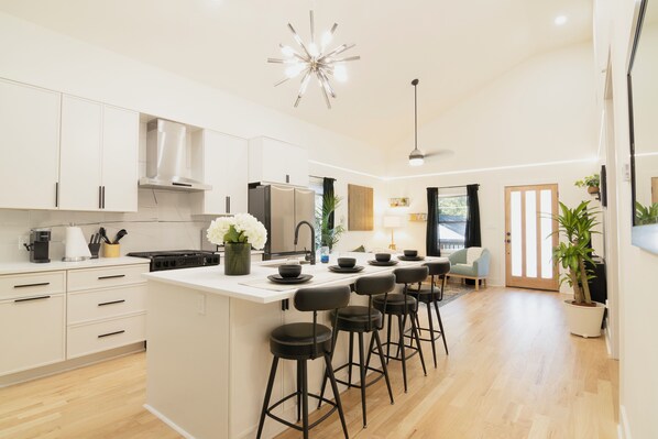 Een koelkast, een magnetron, een oven, een kookplaat