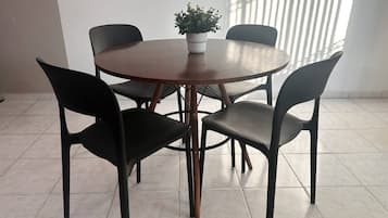 Departamento, 2 habitaciones, con acceso para personas discapacitadas | Restaurantes