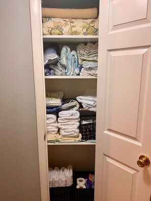 Interior - Spacious 4-bedroom house in welcoming Jacksonville with AC, WiFi (Jacksonville)