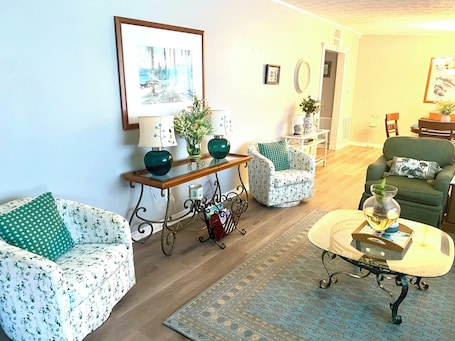 Smart TV, fireplace. Spacious 4-bedroom house in welcoming Jacksonville with AC, WiFi