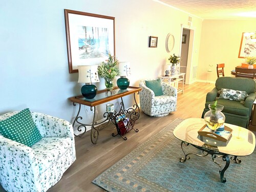Spacious 4-bedroom house in welcoming Jacksonville with AC, WiFi