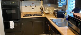 Spacious 4-bedroom house in welcoming Jacksonville with AC, WiFi