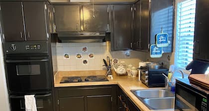 Spacious 4-bedroom house in welcoming Jacksonville with AC, WiFi