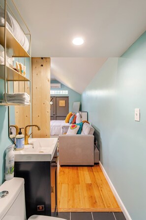 Ducha, toallas, jabón y champú