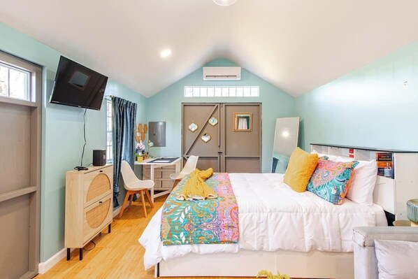 Desk, iron/ironing board, free WiFi, bed sheets - Cozy Beltline studio in fabulous Atlanta (Atlanta)