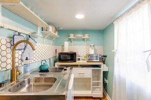 Fridge, microwave, stovetop, coffee/tea maker - Cozy Beltline studio in fabulous Atlanta (Atlanta)
