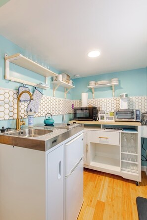 Frigorífico, microondas, placa de cocina y cafetera o tetera