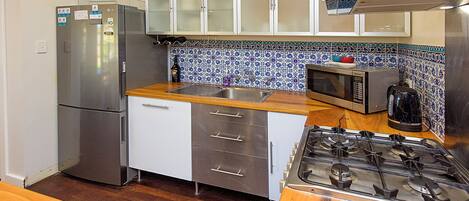 House, Multiple Beds, Non Smoking, Garden View | Private kitchen | Full-size fridge, microwave, oven, stovetop