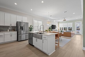 Een koelkast, een magnetron, een oven, een kookplaat