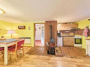 Kjøleskap, mikrobølgeovn, ovn og oppvaskmaskin