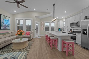 ثلاجة، ميكروويف، فرن، موقد طهي مسطح