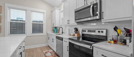 Refrigerador, microondas, horno, placa de cocina