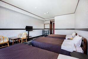 Habitación triple básica | Escritorio