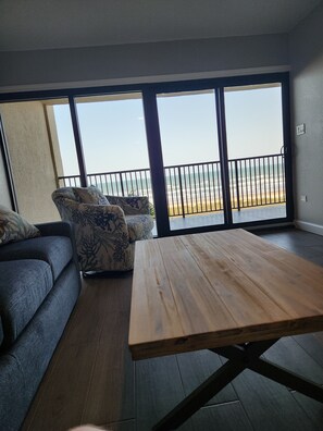 Smart TV, DVD player, table tennis, books