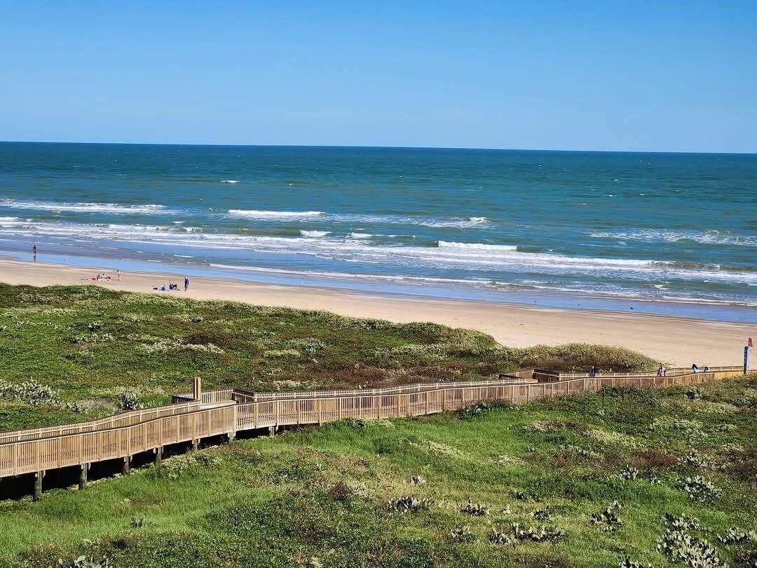 على الشاطئ، كراسي للتشمس، مناشف للشاطئ