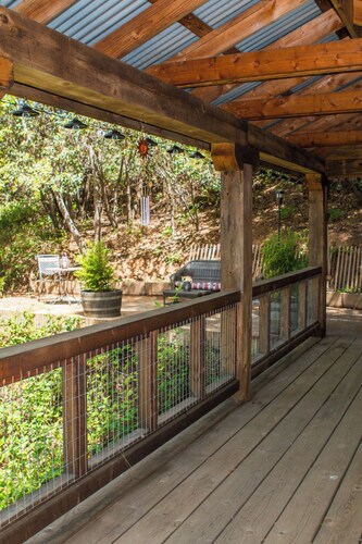 Crestview Pond Estate Cottage: A Pet-Friendly Retreat