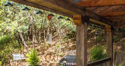 Crestview Pond Estate Cottage: A Pet-Friendly Retreat