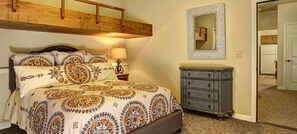 2 habitaciones, tabla de planchar con plancha y ropa de cama