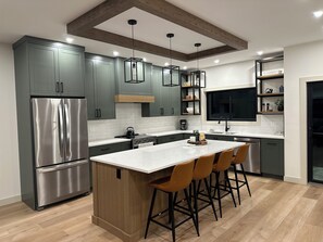 Refrigerador, microondas, horno y parrilla de estufa 