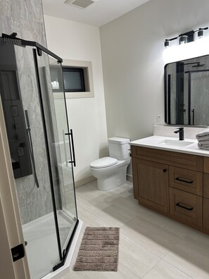 Dusche, Handtücher, Seife, Toilettenpapier
