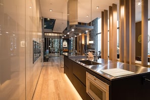 Geladeira, micro-ondas, fogão, cooktop