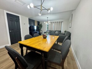 Dining - Charming 2-bedroom townhome with AC and WiFi in cool Tempe (Tempe)