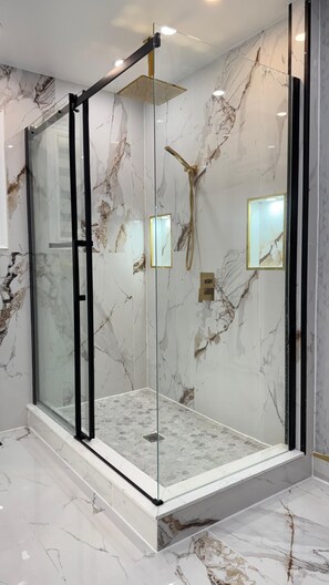 Dusche, Haartrockner, Handtücher, Seife