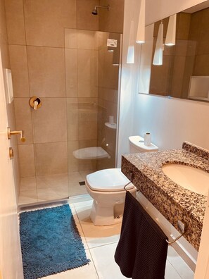 Sèche-cheveux, serviettes fournies, savon, papier toilette