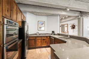 Réfrigérateur, four à micro-ondes, un four, surface de cuisson