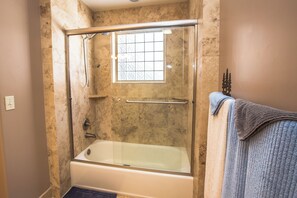 Douche, bidet, serviettes fournies, savon