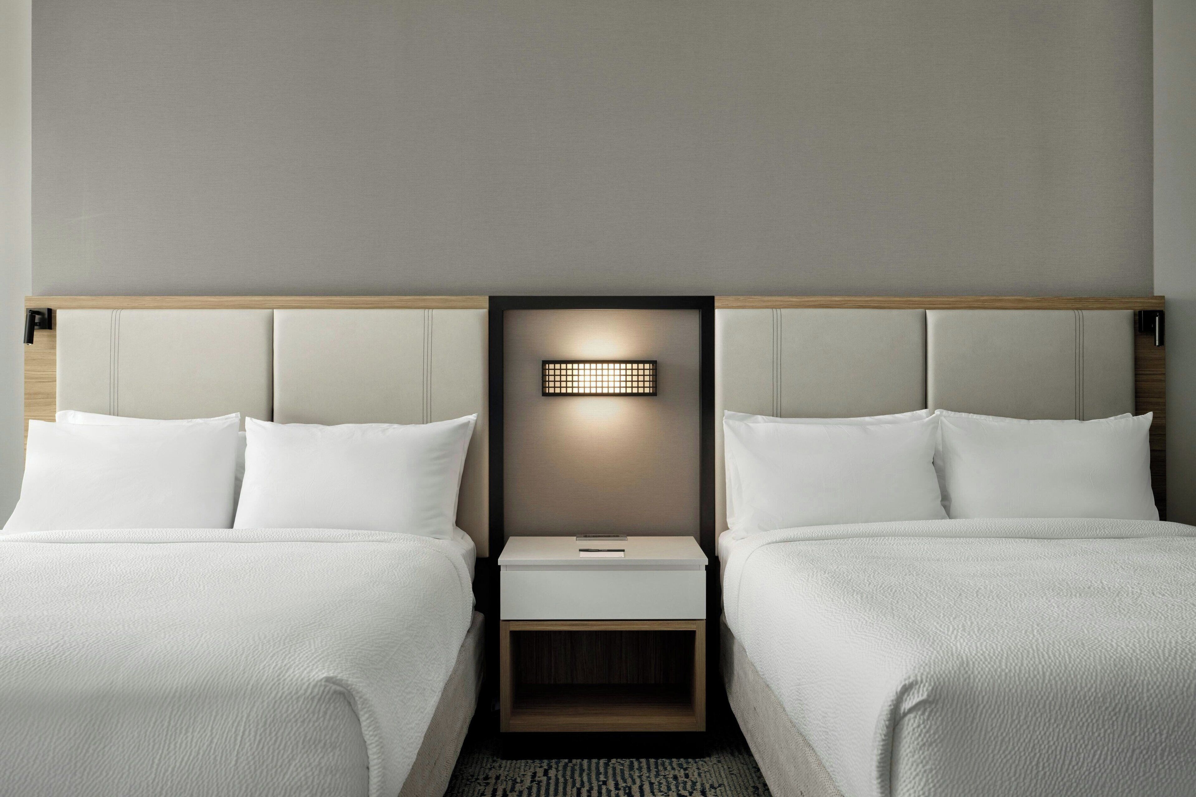 Meja kerja, ruang kerja ramah laptop, dan setrika/meja setrika
