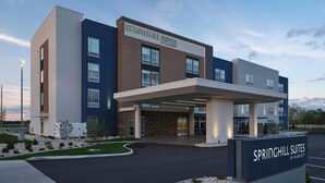 A modern hotel with a sign reading "Springhill Suites by Marriott" and a covered entrance. - Springhill Suites By Marriott Troy Dayton (Troy)