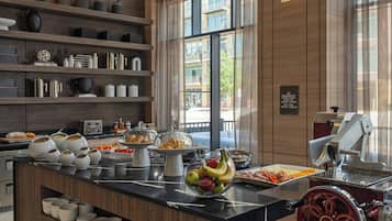 Café da manhã com buffet todos os dias mediante uma taxa