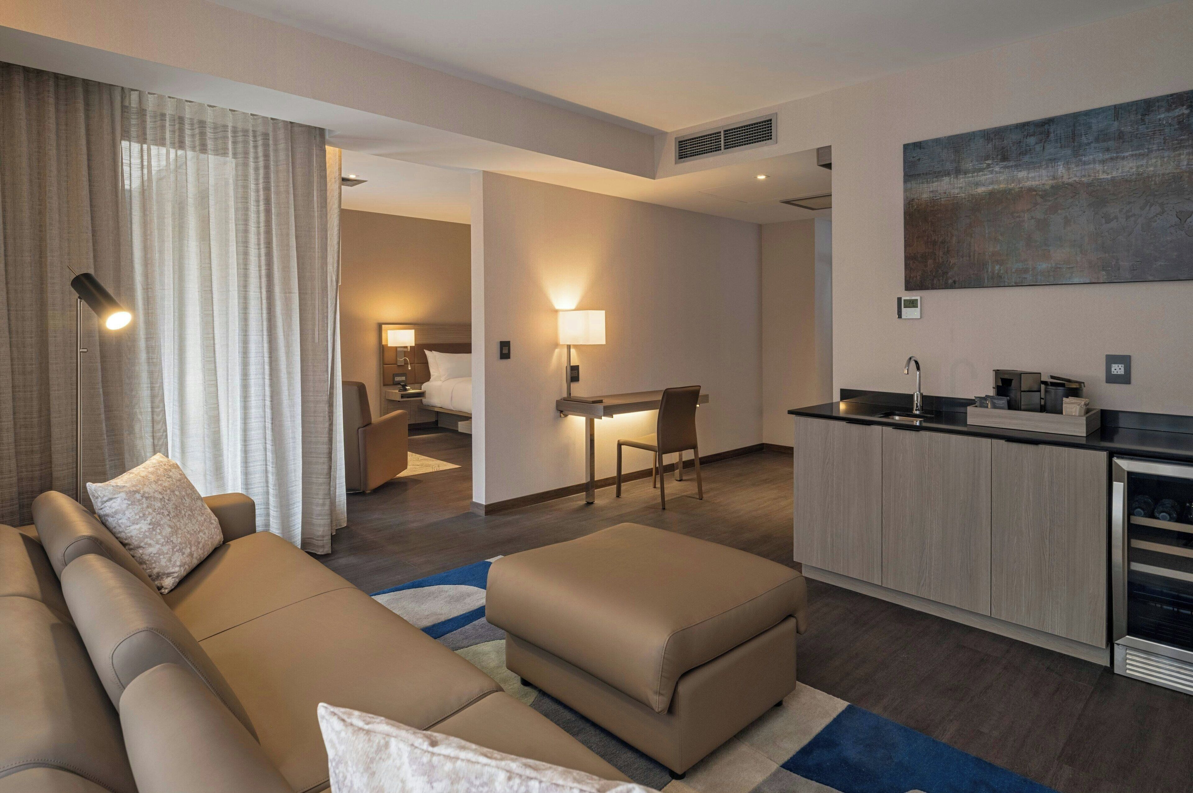 Een kluis op de kamer, een bureau, een strijkplank/strijkijzer