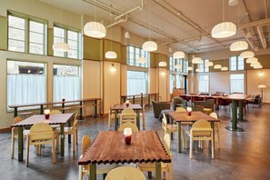Der serveres morgenmad, frokost, aftensmad og brunch