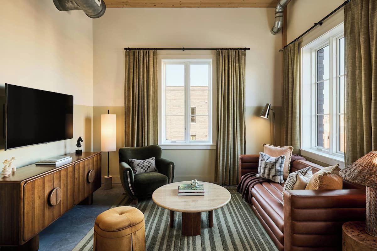1 bedroom, premium bedding, pillow-top beds, desk