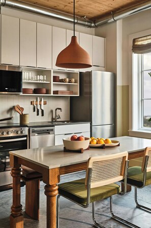 Full-sized fridge, microwave, oven, stovetop - The Ann Savannah, Apartments By Marriott Bonvoy (Savannah)