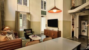 Suite, 2 soverom (2 Kingbeds) | Oppholdsrom | En 55-tommers smart-TV med kabel-kanaler samt Netflix