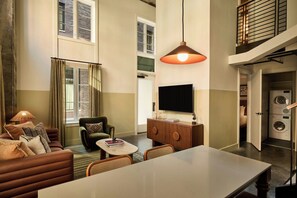 Suite, 2 slaapkamers (2 Kingbeds) | Woonkamer | Een 55-inch smart-tv met kabelzenders, Netflix en streamingdiensten