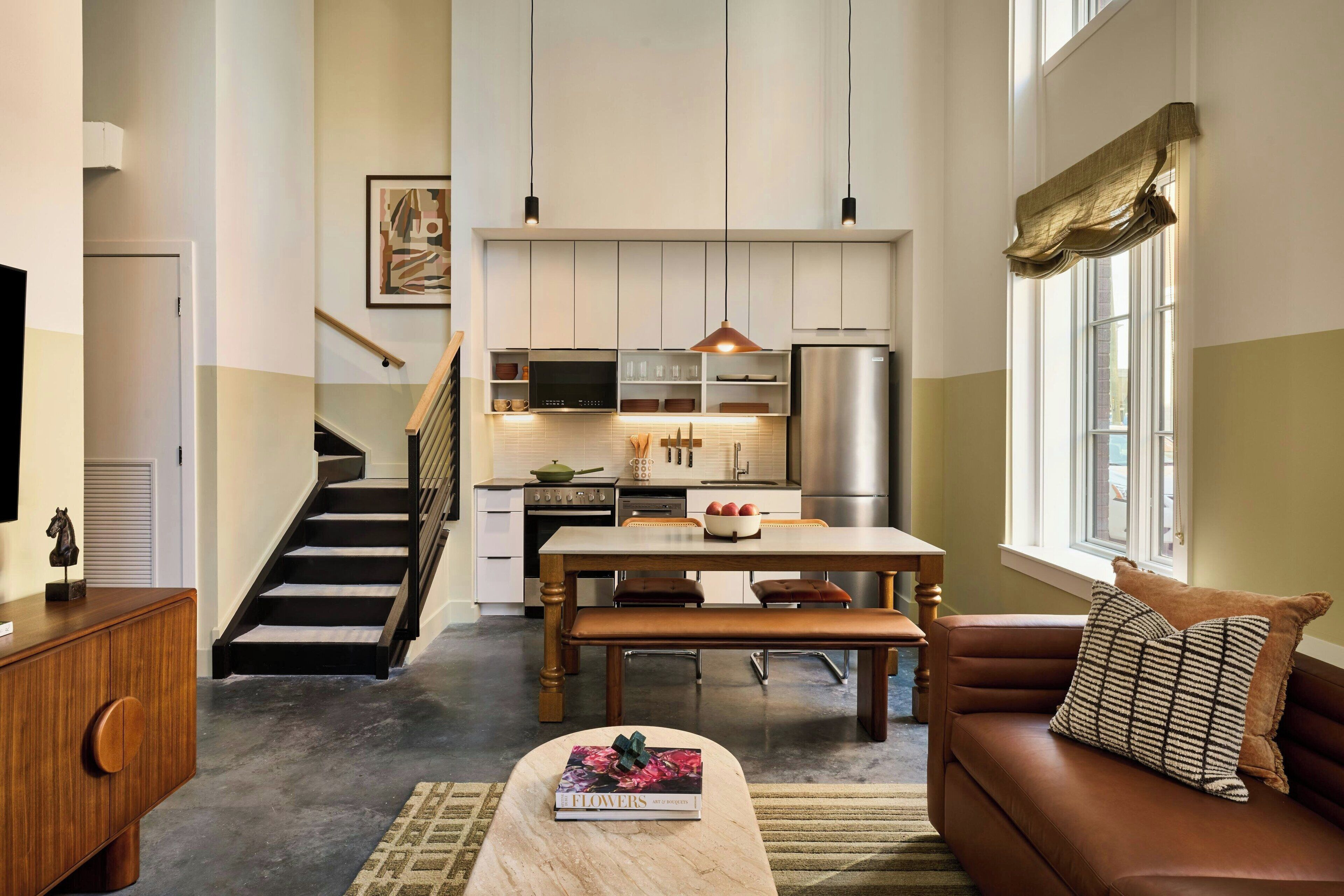 Ein modernes Interieur mit Küche, Essbereich und Wohnbereich.