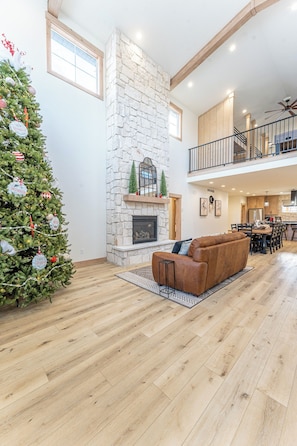 Interior - New barndominium with a theater room, AC, large gourmet kitchen with views (Lava Hot Springs)