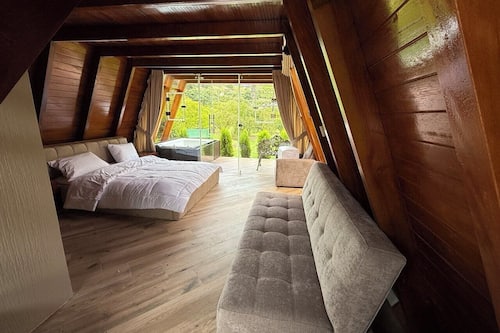 Baita Luxury, vista cortile | Una cassaforte in camera, con stile personalizzato