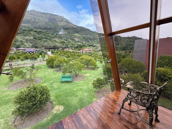 Luxury Cabin, Courtyard View