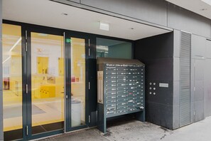 Exterior detail - Blueground | Mariahilf, elevator, nr Naschmarkt (Vienna)