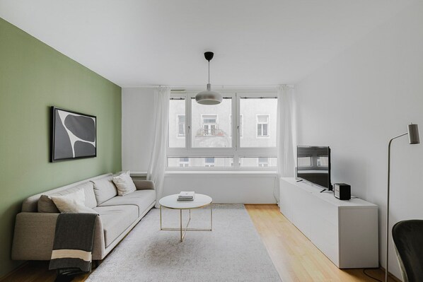 TV, stereo - Blueground | Mariahilf, elevator, nr Naschmarkt (Vienna)