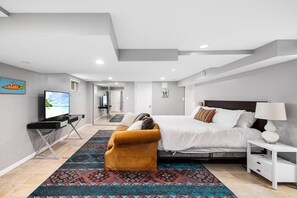 1 bedroom, desk, iron/ironing board, WiFi - Cozy Clarendon Studio, Minutes Walk to METRO (Arlington)